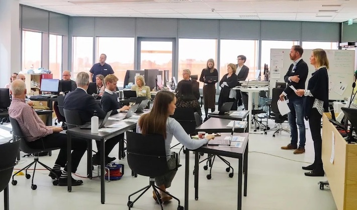 Personal från Scania och Karolinskas Command Center i samarbete. Foto: Josefin Lundgren Gawell